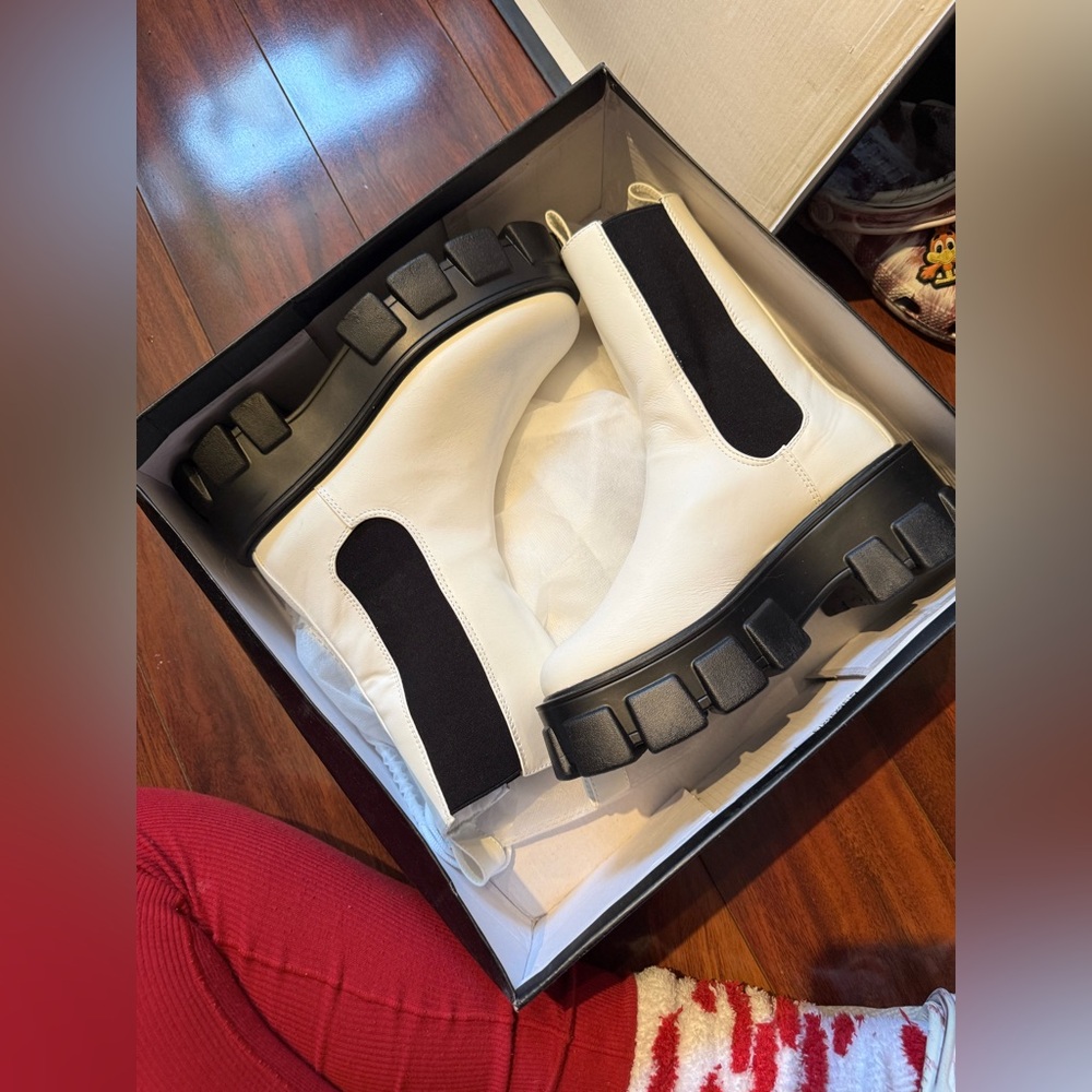 PrettyLittleThing White and Black Chunky Chelsea Boots - Picture 3 of 6